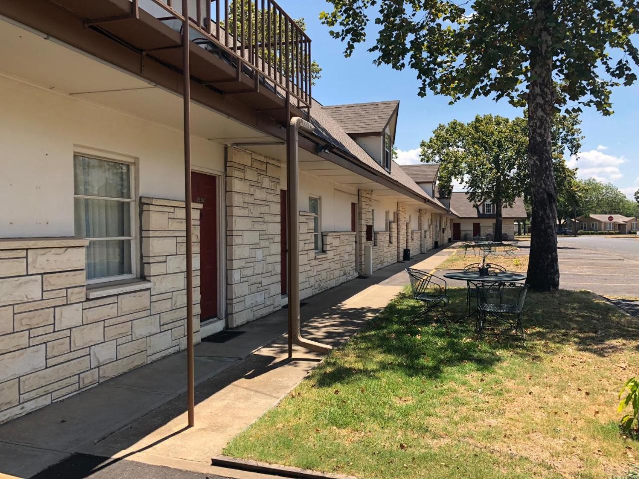 Azure Hills Inn And Suites Fredericksburg Exterior photo