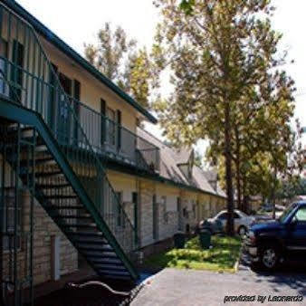 Azure Hills Inn And Suites Fredericksburg Exterior photo