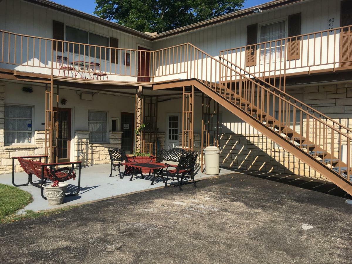 Azure Hills Inn And Suites Fredericksburg Exterior photo
